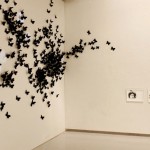 Annika Dahlsten: oik. Mustat perhoset, 2011, animaatio, paperi, neulat; vas. Black Butterflies I-III, 2010, litografia