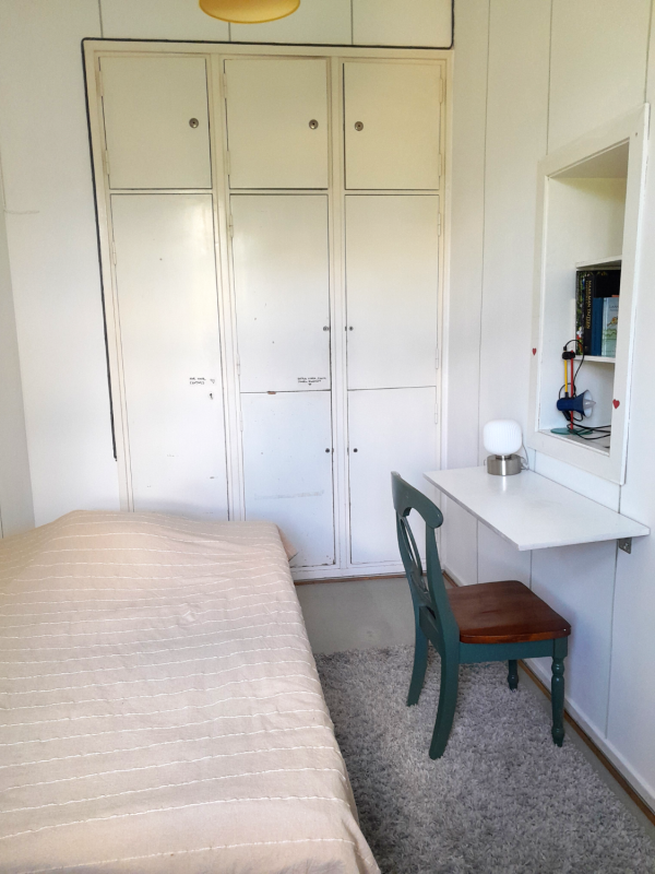 A room with a bed and a chair